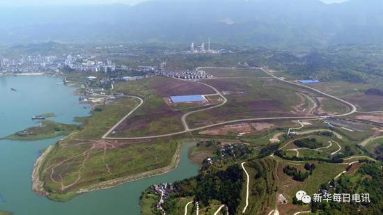 4月16日,无人机航拍长江边的石柱西沱工业园。记者张海舟 摄