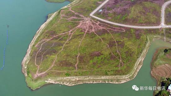 4月16日,水磨溪湿地注入长江的河口已经被推平(无人机航拍)。记者张海舟 摄