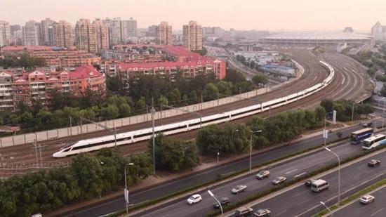 “复兴号”列车驶出北京南站。（来源：新华社）