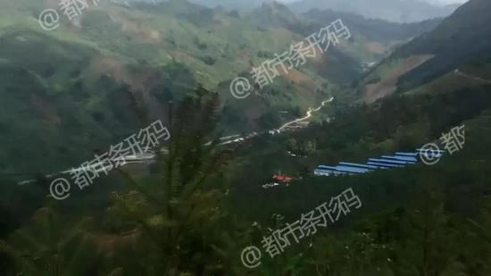 隔界村距离金水河镇有半个多小时的车程,只有一条土路可以前往。