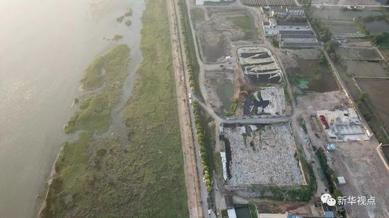 泰兴市滨江镇头圩村紧靠长江岸边堆放的污泥（6月11日摄）。 新华社记者季春鹏摄