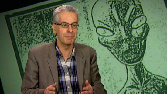 点击查看大图 2012年波普在采访节目中讨论英国国防部UFO档案