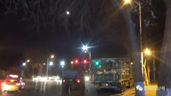 ▲夜里，大货车在哈尔滨市区闯红灯行驶。图/我们视频暗访组