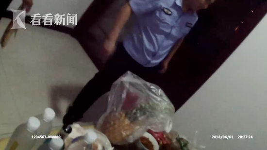 75aab5d919cf48e241a64b3662380895.png 女子为占便宜屡进超市“顺手牵羊” 家里堆满商