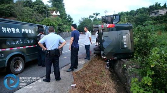 运钞车发生车祸侧翻 消防紧急协助转移车内钞票