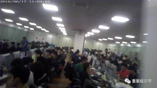 ▲数千中国人在菲律宾的珍珠大厦,通过招聘兼职,网赚,色情直播等手段面向中国国内招赌。图/新京报调查组 摄