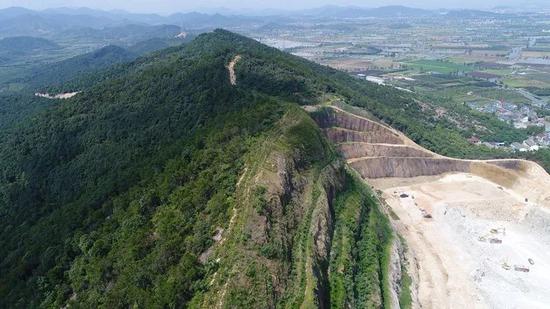 早在1957年，义峰山就被勘探出多条铀矿带。勘察报告指出，义峰山的花岗岩石料不宜用作工业建筑、民用建筑主体材料和装修材料，只可用于“围垦海涂之抛石和海堤