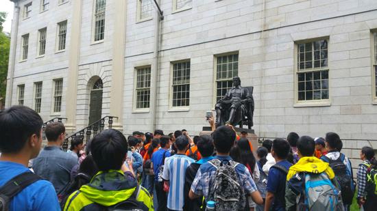 中国游学团在美国哈佛大学校园内参观。（源于《哈佛杂志》网站）
