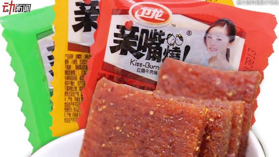 ▲公告显示,“卫龙”品牌的亲嘴烧和小面筋均被抽检查出存在违规添加的情况,两种食品均含有山梨酸和脱氢乙酸,而标准要求为不得使用。