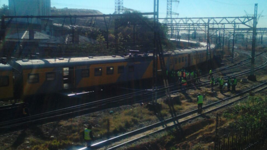 南非两列火车相撞 约100人受伤(图)