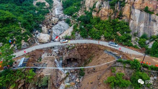 被暴雨冲毁的密云琉辛路张家坟路段，新建的临时道路抢通，密云石城镇5个村庄打通“生命线”。