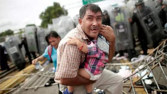 此外，墨西哥在墨危邊境派駐防暴警察，阻擋中美洲“移民大軍“繼續前進。