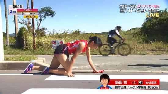 日本马拉松比赛女选手跌倒骨折 跪爬300米到终点