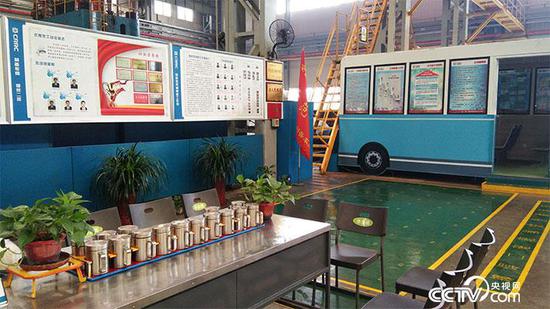 车间里, “邢忠东安全示范岗”一角