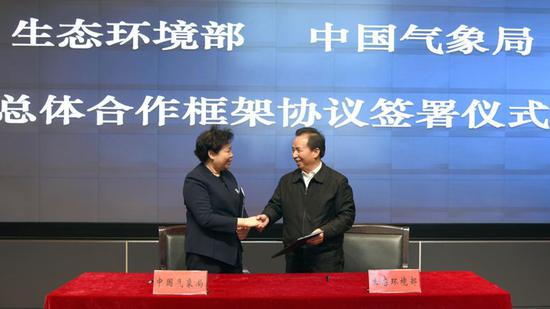 图说:10月31日,生态环境部部长李干杰与中国气象局局长刘雅鸣在京签署两部门总体合作框架协议。来源:生态环境部