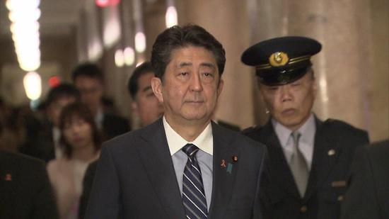 1542074766515294.jpg 安倍进入官邸(富士电视台)