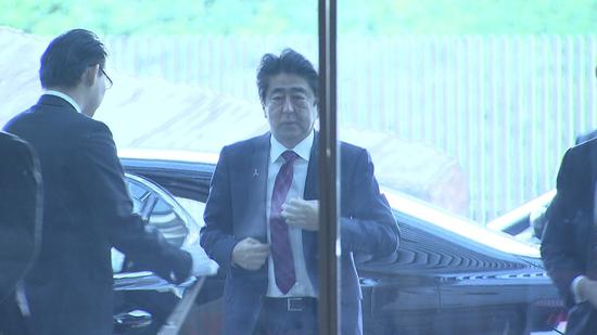 1542074715227110.jpg 安倍进入官邸(富士电视台)