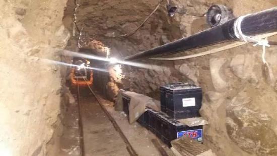 ▲资料图片：图为2015年10月22日，墨警方在墨西哥蒂华纳发现一条疑似用于向美国走私毒品的地下隧道。（新华社/欧新中文）