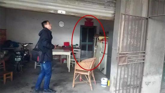 温海萍回到邓晓艳曾居住的地方(红色区域为卧室)