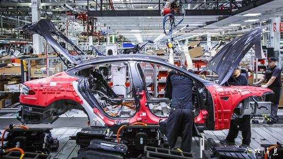 (特斯拉Model 3工厂。)