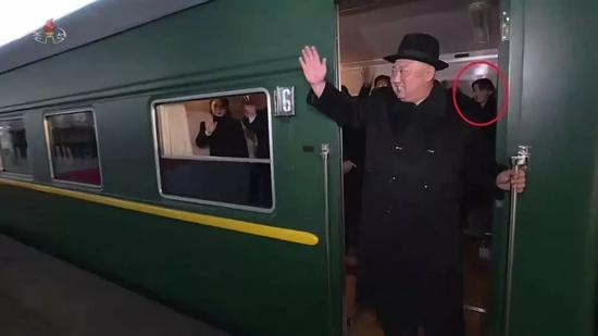 △朝鲜中央电视台1月8日播报金正恩访华消息,图中红圈为金与正