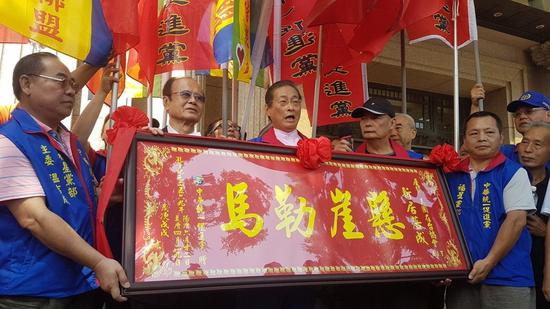 1547623529692796.jpg 张安乐向AIT送上悬崖勒马匾额
