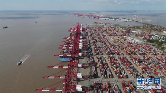 这是无人机拍摄的上海洋山港集装箱码头（2018年11月1日摄）。 新华社记者 丁汀 摄