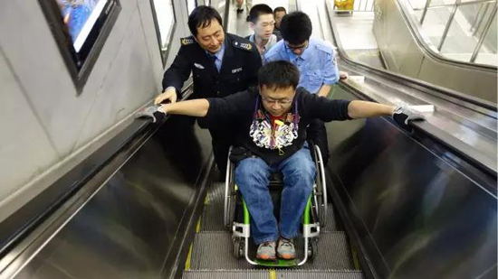 杜鹏在电梯上。本人供图