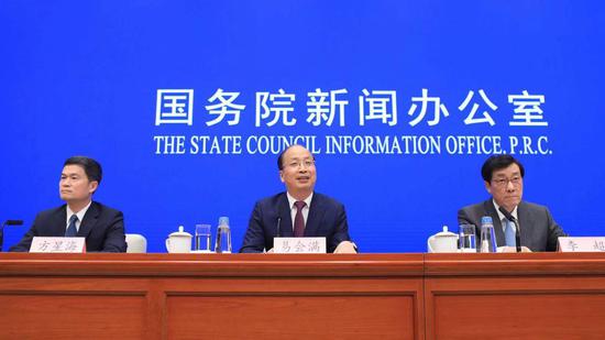 证监会主席易会满在国新办举行的新闻发布会上回答记者提问。 新京报记者 王全浩 摄