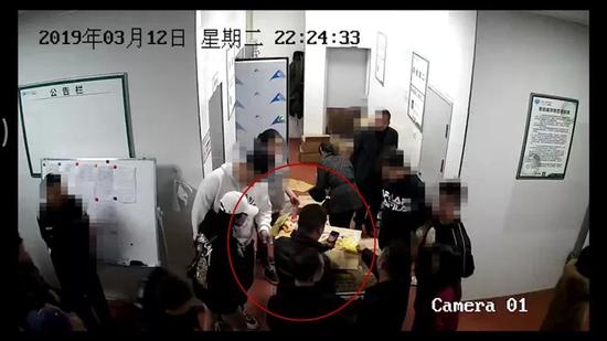△库房监控视频显示,有人将姜黄粉撒在鸡腿肉上拍照