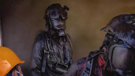 消防员用钢丝球洗澡 忍痛刷好几天才能洗干净