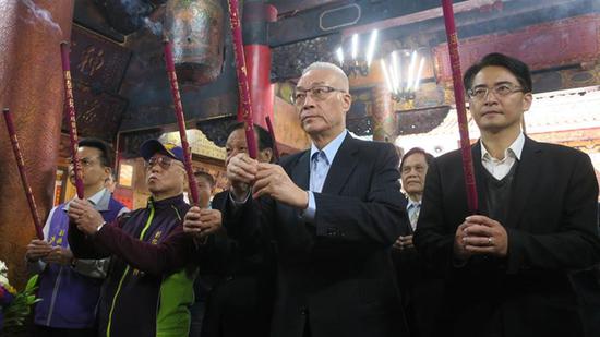 国民党主席吴敦义1日上午到鹿港护安宫与妈祖玻璃庙台湾护圣宫两地参拜(图片来源:台湾“中时电子报”)