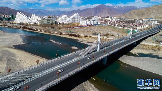 这是横跨拉萨河的新建环城路纳金大桥段(2018年3月4日无人机拍摄)。新华社记者 晋美多吉 摄