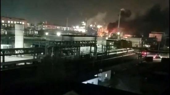 事发现场有明火和大量浓烟。 视频截图