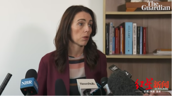 阿德恩在奥克兰的发布会上对记者表示,斯里兰卡的袭击案件正处于调查的早期阶段(图自《卫报》)