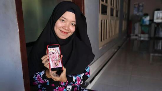 Via BBC;Ely Susiawati展示手机里母亲的照片