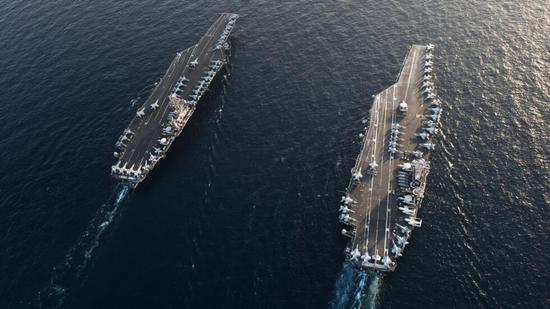 美国“林肯”号和“斯坦尼斯”号航空母舰照片(图源:RT)