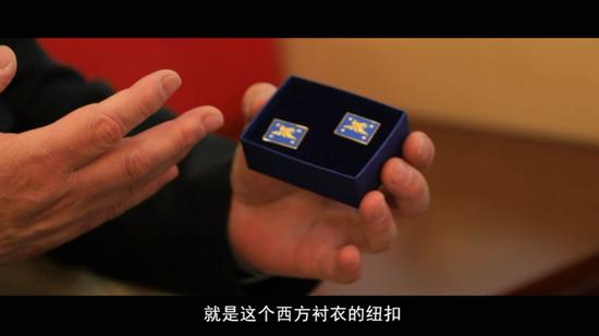 兩位將軍互贈紀念品:臂章和鈕釦