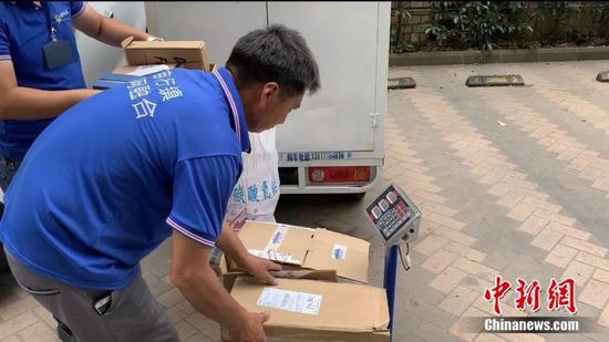 将纸箱称重 中新社李秋莹摄