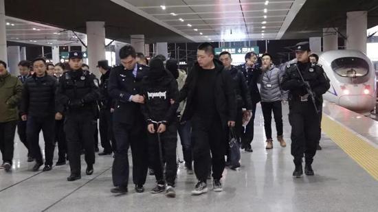 一名组织人体贩毒的贩毒头目被警方抓获带回南京