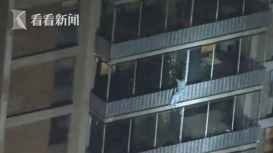 公寓发生火情男子徒手爬15楼外墙：我妈妈在里面