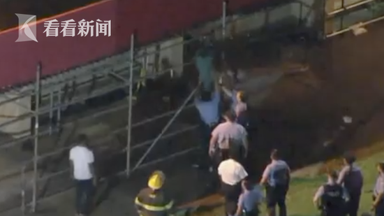 公寓发生火情男子徒手爬15楼外墙：我妈妈在里面