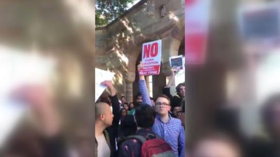 有部分“港独”支持者手举“No China”标语(视频截图)