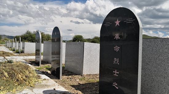 烈士陵园中的无名墓碑,是当年牺牲的红军战士墓碑。(中央广播电视总台央广记者 夏恩博 摄)