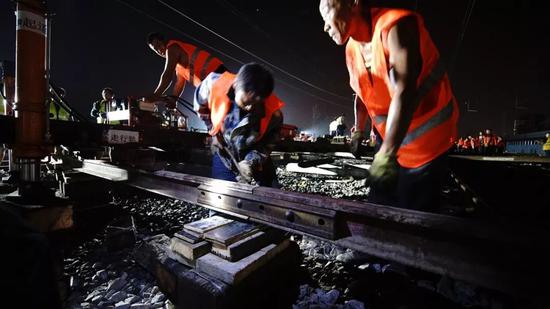  凌晨，施工工人进行拔线施工。摄影/新京报记者 王贵彬