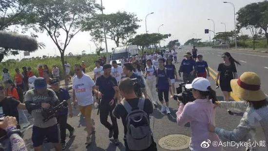 鈻插緢澶氫汉闄潃灏忔埓璧板畬鏈鍚庝竴鍏噷銆傦紙灏忔埓寰崥鎴浘锛