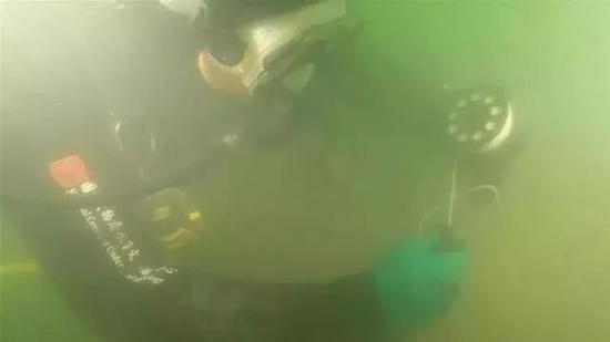 威海灣甲午沉艦遺址第一期調(diào)查項(xiàng)目考古隊(duì)員在水下搜尋(資料照片)。(圖片來源:國(guó)家文物局水下文化遺產(chǎn)保護(hù)中心)