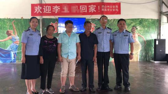 ↑汪大姐夫婦及親生兒子小劉和民警合影