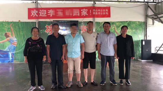 ↑小劉和小李和親生父母合影,兩家人終于團聚