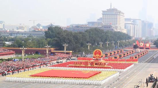 　10月1日上午，庆祝中华人民共和国成立70周年大会在北京天安门广场隆重举行。 这是群众游行。 新华社记者 琚振华 摄